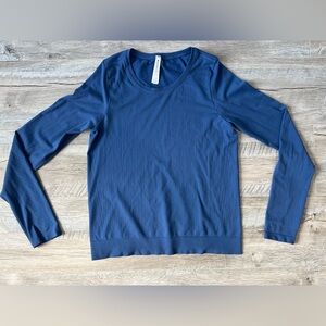 Athleta Womens Long Sleeve
Perforated Blue Top Size Small